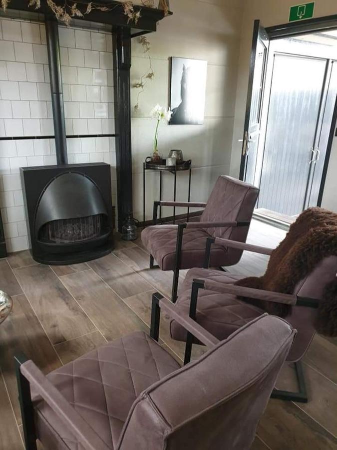 Luxe Gastenkamer Met Living En Keuken Bij Friezen Paarden Stal Pellendijk Westendorp Exteriér fotografie