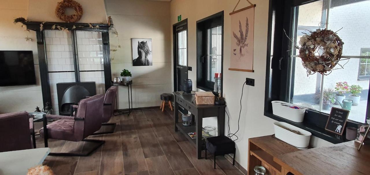 Luxe Gastenkamer Met Living En Keuken Bij Friezen Paarden Stal Pellendijk Westendorp Exteriér fotografie