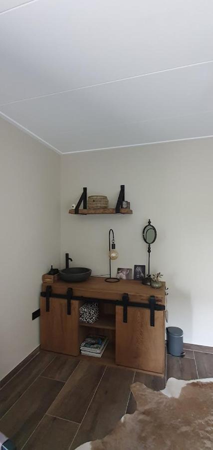 Luxe Gastenkamer Met Living En Keuken Bij Friezen Paarden Stal Pellendijk Westendorp Exteriér fotografie